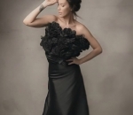 <i>Stunning</i> dengan gaun hitam