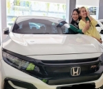 Momen kelulusan dengan hadiah mewah