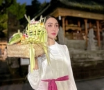 Kenakan pakaian adat bali
