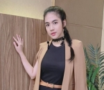 <i>Stunning</i> dengan <i>outfit</i> hitam
