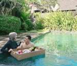 <i>Floating breakfast</i> romantis