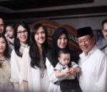  dekat dengan keluarga