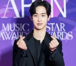 Maskulin Dalam Suit Hitam