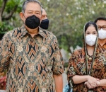 momen dampingi sang ayah mertua ziarah