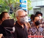 Iwan Fals Dampingi Istri di Polda