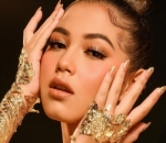 <i>Stunning</i> dengan <i>make up bold</i>