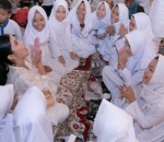 Naysila asyik berbincang