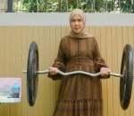 gaya ala <i>strong woman</i>