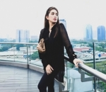 <i>Stand Out</i> Dengan Busana Serba Hitam