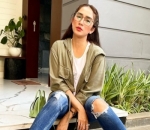 Kece Saat Memakai Kacamata