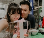 momen romantis makan di warung pinggir jalan