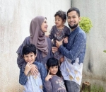 terpaut usia 7 tahun