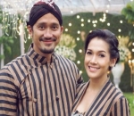 pasangan yang selalu bersama dalam suka dan duka