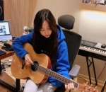 Jago Bermain Gitar