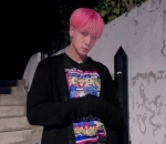 <i>Stunning</i> Dengan Rambut <i>Pink</i>
