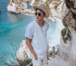 <i>Stunning</i> Dengan Busana Serba Putih