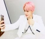 <i>Stunning</i> Dengan Rambut <i>Pink</i>