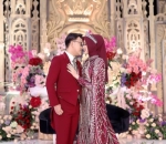 Saling tatap penuh cinta