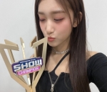 <i>Selfie</i> Uwu Dengan Piala Pertama