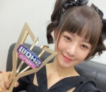 <i>Selfie</i> Imut Dengan Piala Pertama