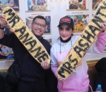 Kompak bareng suami!
