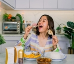 <i>food vlogger</i>