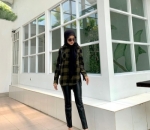 manis dengan dominasi warna hitam
