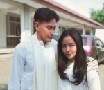 beda usia lima tahun