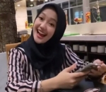 senyum manis bikin adem