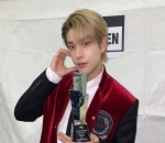 Pose Imut Dengan Piala