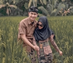 Kenakan pakaian adat