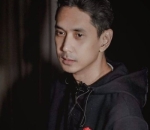 dikenal dengan pembawaan cool
