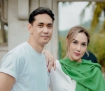 beda empat tahun dengan sara