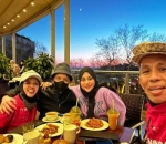 selca manis saat makan bersama