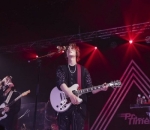 Mahir bermain alat musik