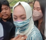 Tangis Angelina Sondakh Pecah Saat Ziarah Makam Adjie Massaid