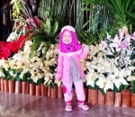 Pamer Senyum Manis