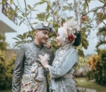 kenakan pakaian adat
