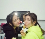 sama-sama cantik dan  berbakat