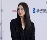 Pesona esom saat kenakan jas
