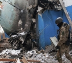 Ekor Pesawat Bomber Rusia di Salah Satu Gedung di Kharkiv