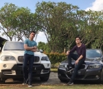 Gaya Keren di Depan Mobil