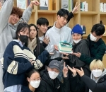 Bersama staf dan pemain lainnya