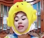 Mengenakan topi lucu