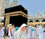 momen Fuji di depan ka'bah