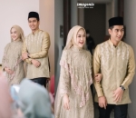 Bergandengan Tangan Menuju Tempat Acara