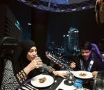 Menyantap hidangan pertama