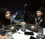 Menikmati hidangan selanjutnya