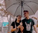Jarak usia cukup jauh