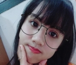 Pose Imut Pakai Kacamata